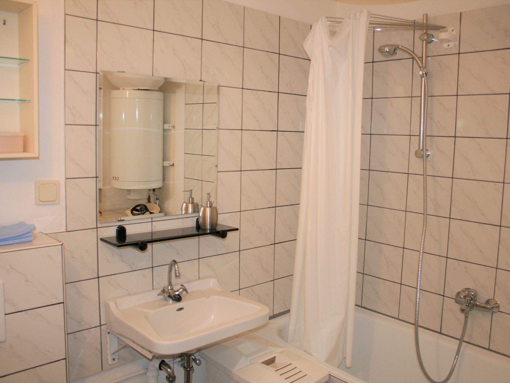 Apartment | Badezimmer | Duschwanne, Handtücher