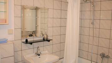 Apartment | Badezimmer | Duschwanne, Handtücher