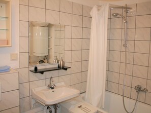 Apartment | Badezimmer | Duschwanne, Handtücher