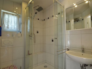 House | Bathroom | Shower, towels - Pretty Holiday Home in Mastershausen With Patio (Mastershausen)