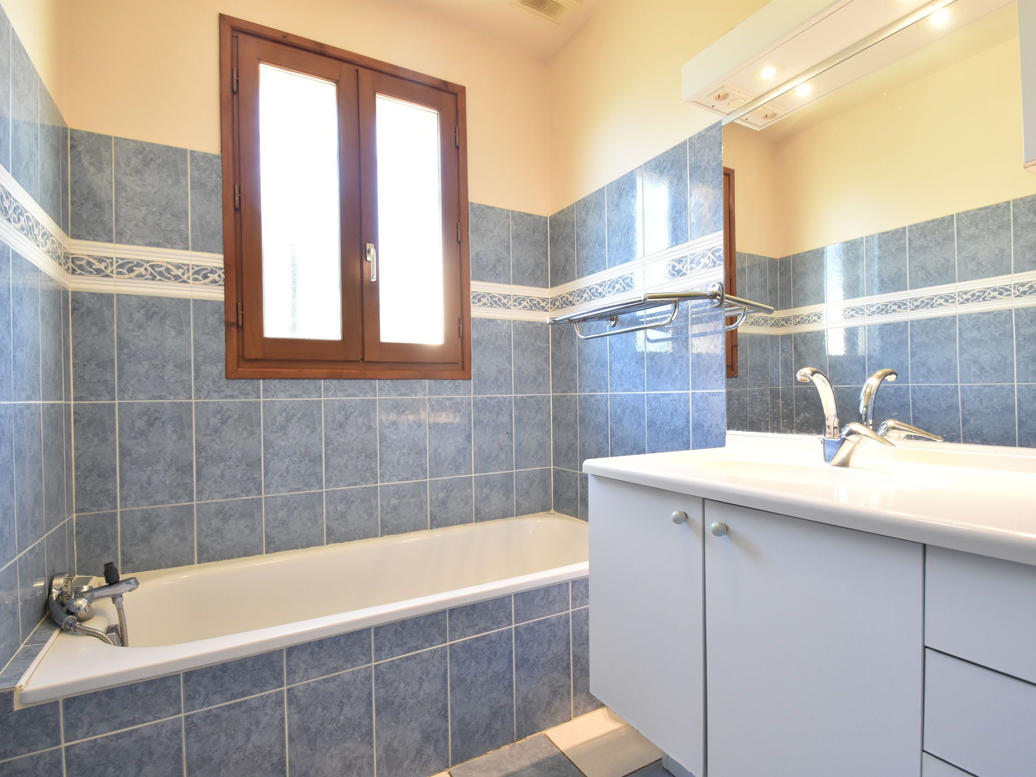 House | Bathroom | Combined shower/bathtub