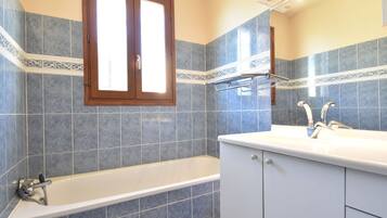 House | Bathroom | Combined shower/bathtub