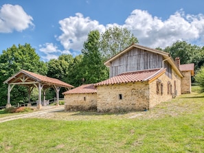 Exterior - Cozy Holiday Home in Loubejac Near Forest (Loubejac)