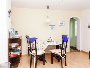 Dining - Welcoming Apartment in Betzenrod near Lake (Schotten)