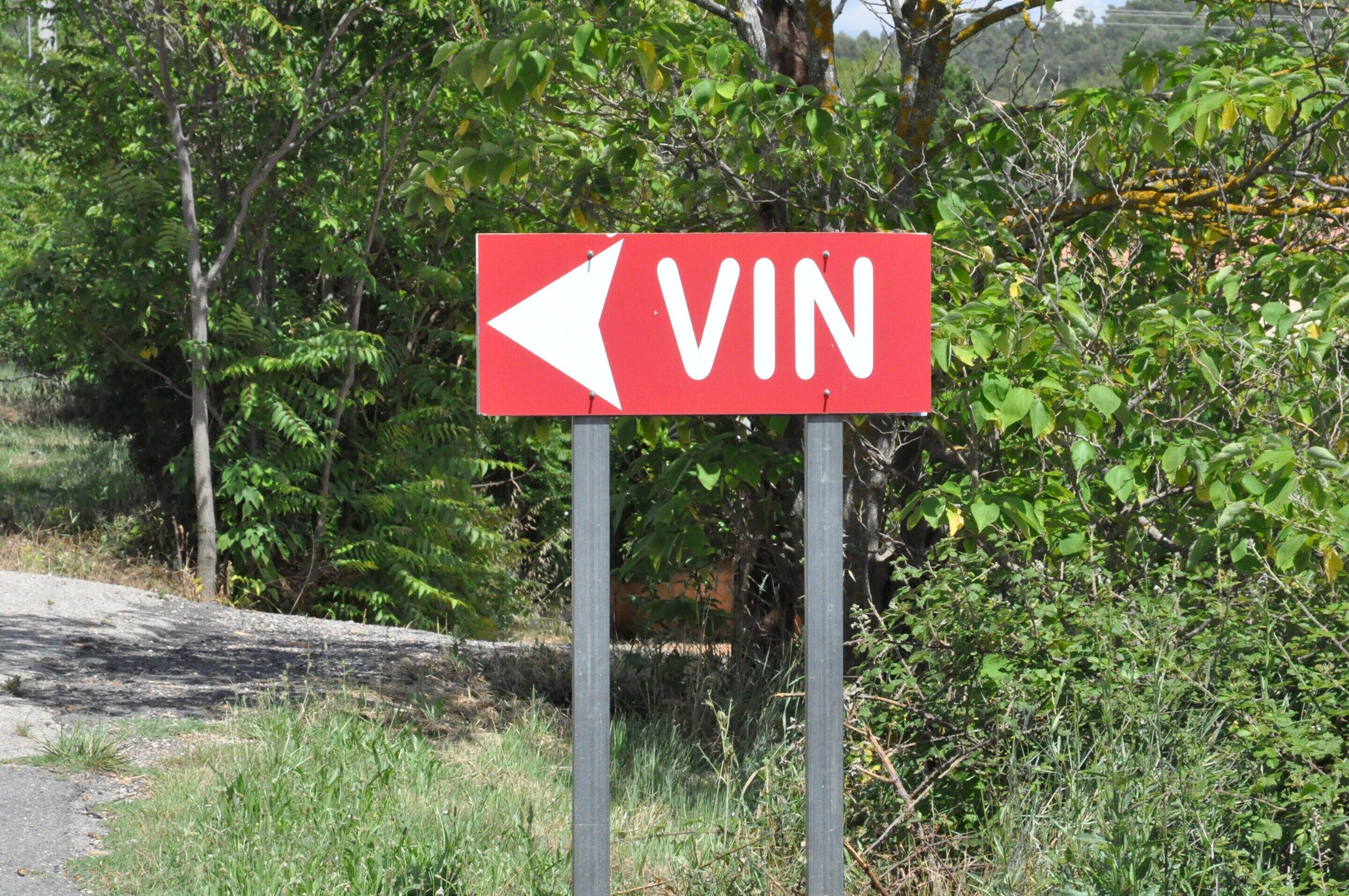 A directional sign with the word 'VIN' and an arrow pointing left.