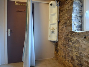 Cottage | Badkamer | Een douche