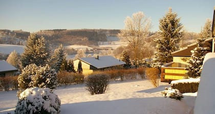 Ruhiger Bungalow am Hennesee mit Terrasse