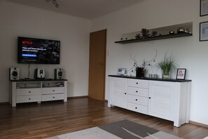 House | Living room - Ruhiger Bungalow am Hennesee mit Terrasse (Meschede)