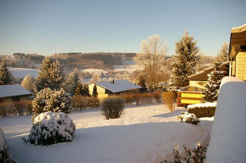 Ruhiger Bungalow am Hennesee mit Terrasse