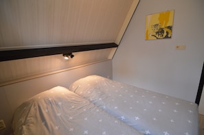 3 habitaciones, muebles diferentes y ropa de cama