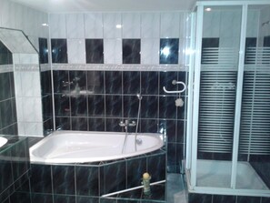 House | Bathroom | Towels - Holiday Home Stara Kamienica Near Ski Slopes (Stara Kamienica)