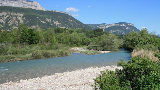 A river flowing through a mountainous landscape with rocky riverbanks and dense greenery. - Relaxing Retreat in Bathernay (Bathernay)