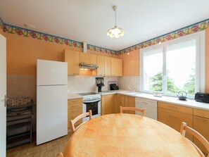 House | Private kitchen | Highchair - Relaxing Retreat in Bathernay (Bathernay)