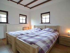 3 kamar tidur dan dilengkapi dengan perabotan berbeda-beda