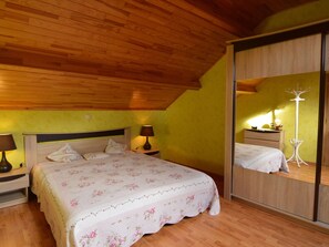 Apartment | 1 bedroom, individually furnished, bed sheets - Charming Stay Near Forests (Erezee)