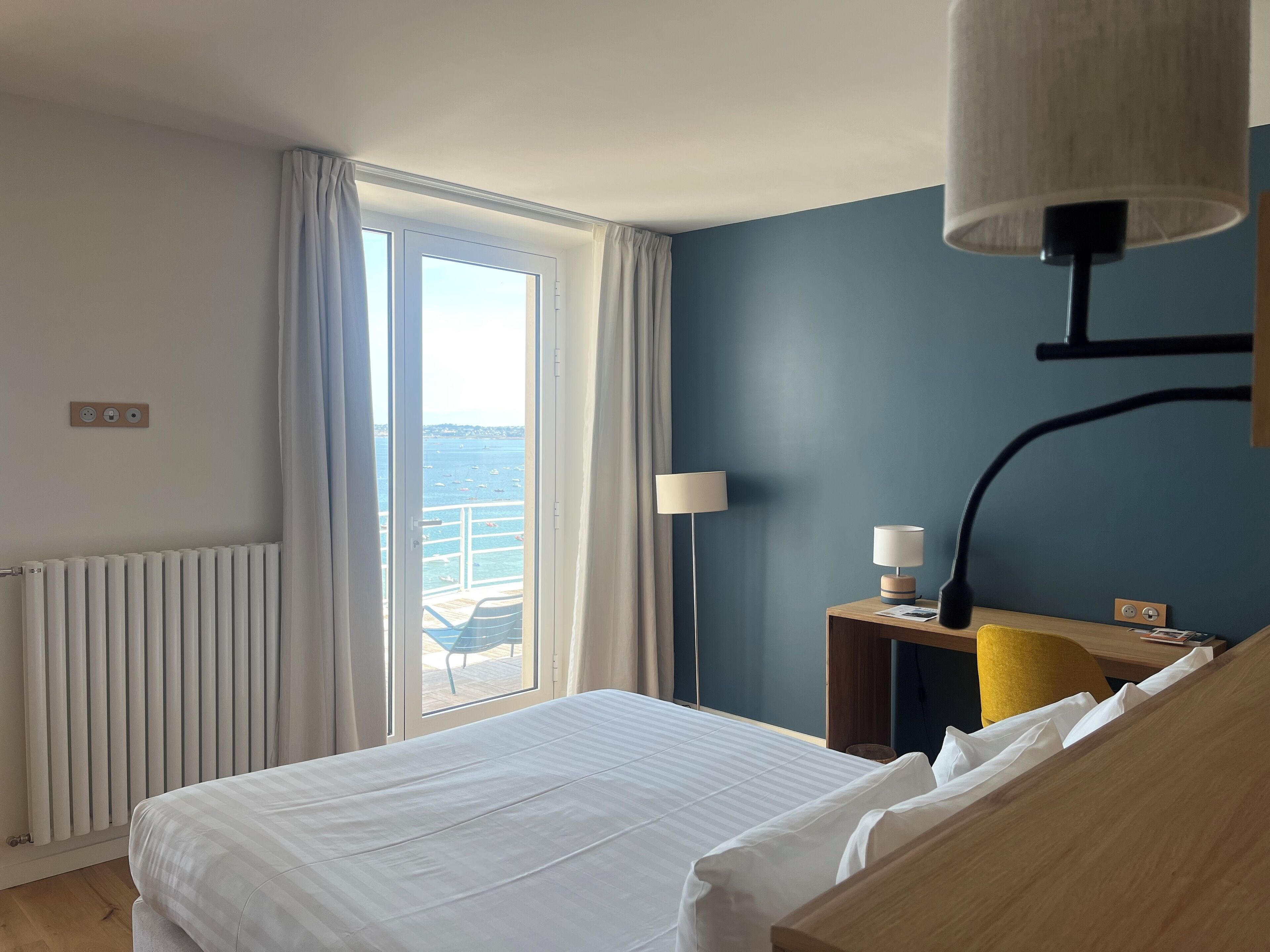 Phòng đôi tiện nghi đơn giản, ban công | Minibar, két bảo mật tại phòng, trang trí khác biệt 