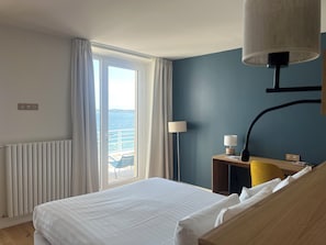 컴포트 더블룸, 발코니 | 미니바, 객실 내 금고, 각각 다른 스타일의 인테리어, 각각 다르게 가구 비치