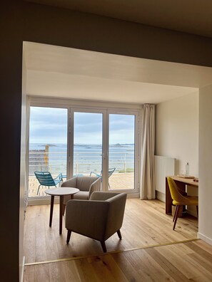 Chambre Double Confort, terrasse | Minibar, coffres-forts dans les chambres, décoration personnalisée