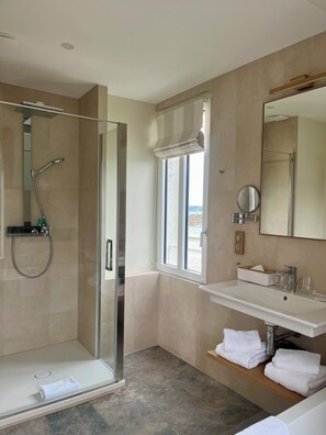 浴缸、免費梳洗用品、風筒、浴袍