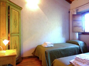 House | 2 bedrooms, individually furnished, bed sheets - Holiday Home in Montecarelli With Pool (Barberino di Mugello)
