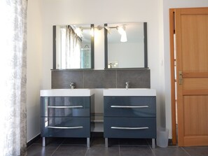 Bathroom - Huge Holiday Home in Lotharingen With Private Swimming Pool (Belleray)