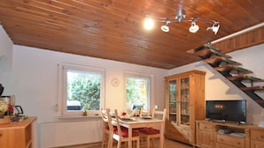 Dining - Modern Holiday Home in Güntersberge With Fish Pond (Harzgerode)