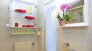 House | Bathroom | Shower, towels - Modern Holiday Home in Güntersberge With Fish Pond (Harzgerode)