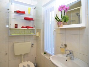 House | Bathroom | Shower, towels