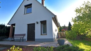 Exterior - Modern Holiday Home in Güntersberge With Fish Pond (Harzgerode)