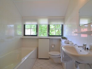 House | Bathroom | Combined shower/tub - Detached Cottage With a Thatched Roof, Large Garden, Sallandse Heuvelrug (Heeten)