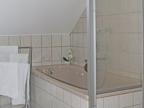 House | Bathroom | Bathtub, towels - Farmhouse in Park With Terrace, Garden, Bbq, Bicycles (Kirchhundem)