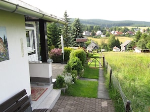 Exterior - Entrancing Holiday Home in Altenfeld near Thuringia Forest (Grossbreitenbach)