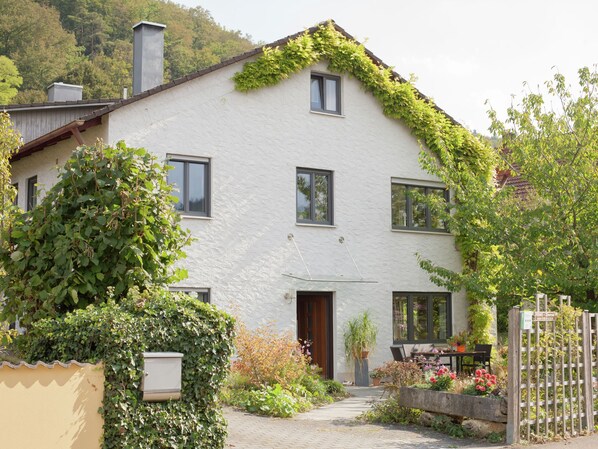 Exterior - Beautiful Apartment With Private Terrace and a Separate Entrance (Dollnstein)