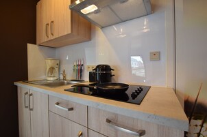 Apartamento | Cozinha privada | Micro-ondas, cadeirão de bebê
