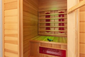 House | Spa treatment - Holiday Home With Private Terrace (Langweer)