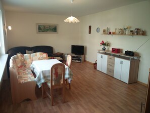House | Living room | MP3 dock - Spacious Holiday Home in Schillingen With Garden (Schillingen)