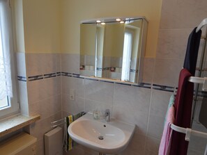 House | Bathroom | Towels - Spacious Holiday Home in Schillingen With Garden (Schillingen)
