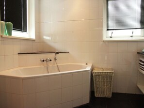 Apartment | Bathroom - Cushy Apartment in Rutten With Terrace, Garden, Parking (Lemmer)
