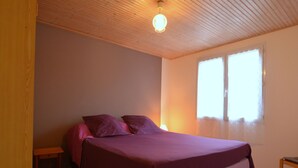2 kamar tidur dan tempat tidur bayi