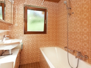 Apartment | Badezimmer | Duschwanne, Handtücher