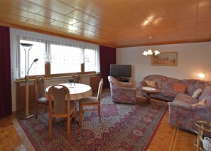 Apartment | Living room - Holiday Home in the Thuringian Forest With Roof (Bad Liebenstein)