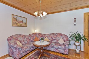 Apartment | Living room - Holiday Home in the Thuringian Forest With Roof (Bad Liebenstein)