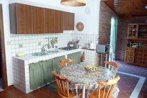 Casa | Cucina privata | Bollitore elettrico, pentole/stoviglie/utensili, tavolo da pranzo