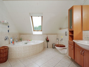 Shower, towels - Dreamy Apartment With Garden and Balcony in the Spreewald (Schmogrow)