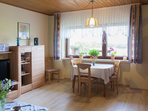 Bungalow | Dining