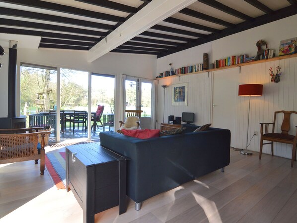 Living room - Charming Holiday Home in Overijssel by the Forest (Giethmen)