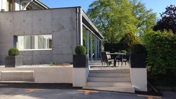 Lunch and dinner served, Regional cuisine