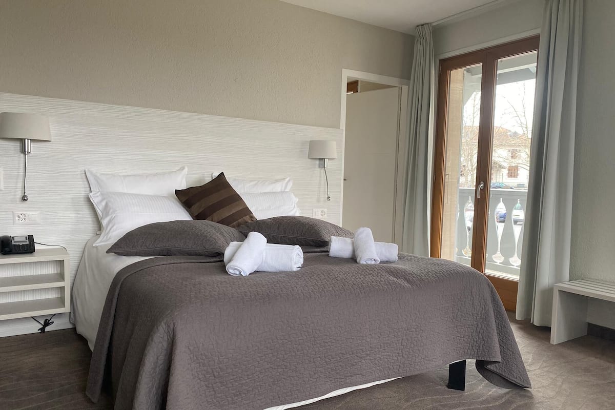 Habitación doble Confort | Decoración personalizada, muebles diferentes y escritorio