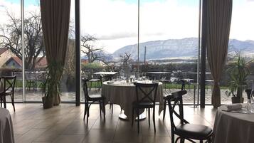 Daily continental breakfast (CHF 15 per person)