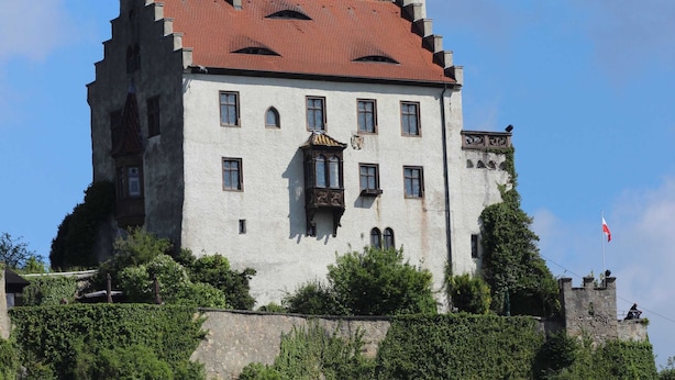 A historic building with a red-tiled roof, multiple windows, and a tower. - Apartment in the Middle of Franconian Switzerland (Kunreuth)